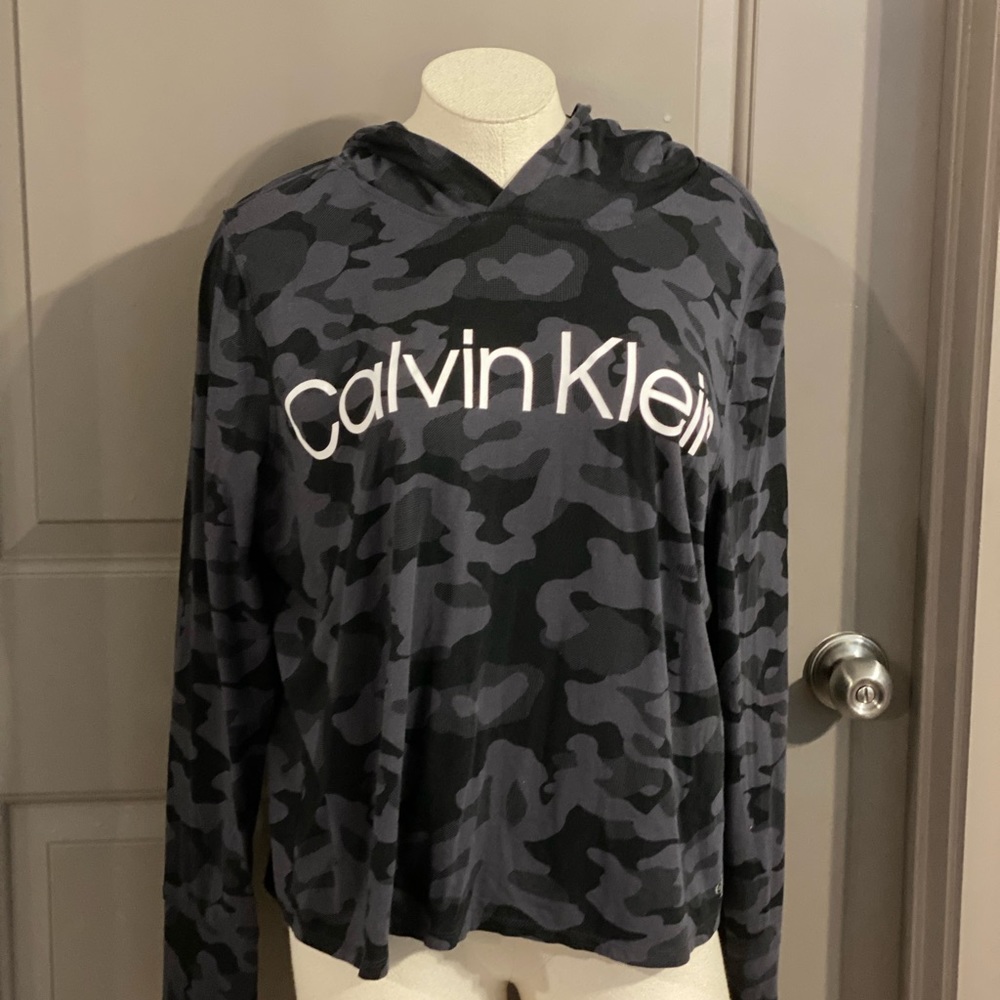 Calvin Klein Pull over long sleeve shirt